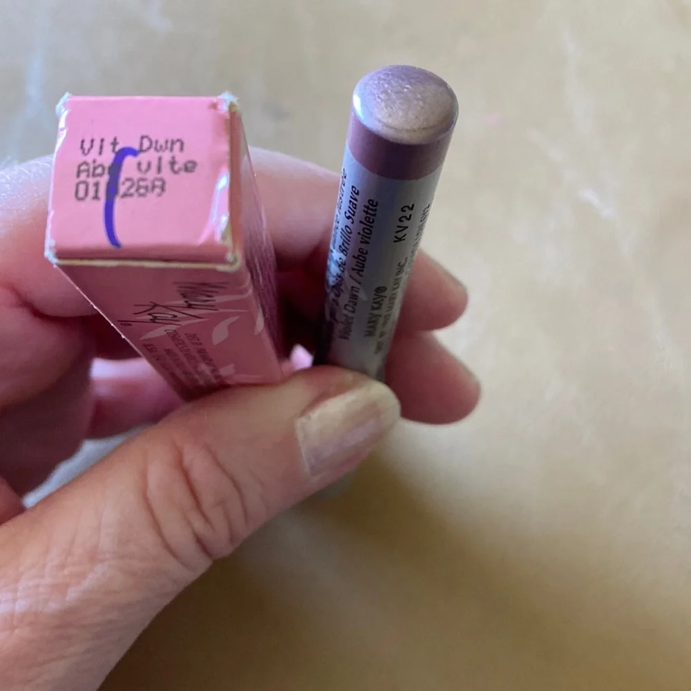 ❤️NEW❤️ Mary Kay Soft Luster Eye Color Stick - Violet Dawn - Picture 3 of 6